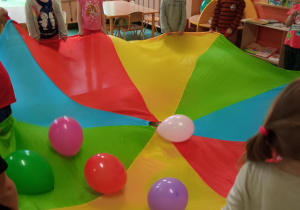 Zabawy z chustą animacyjną i balonami - grupa "Misie"